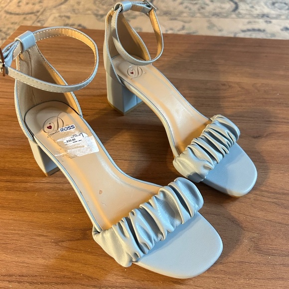 Light blue chunky ruched heels, sandals, size 5-1/2, cute, new without box - Picture 3 of 7